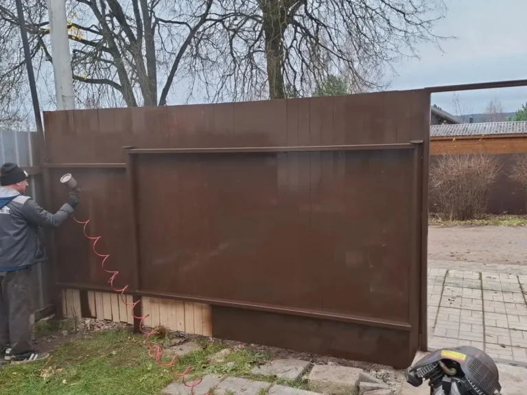 Металлические распашные ворота — монтаж и покраска, ЮМИРСТРОЙ